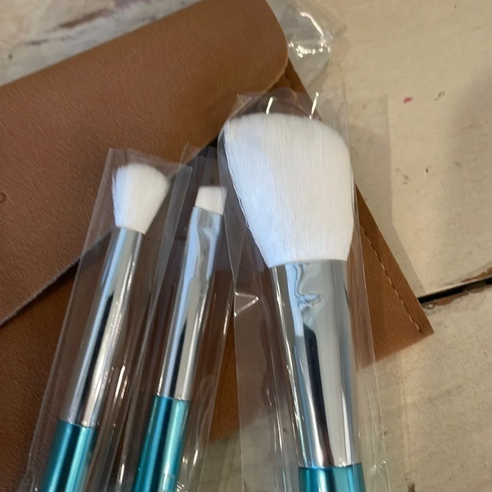 Elaina Badro/ Baby Blue makeup brushes​​​​​​​​​​​​​
